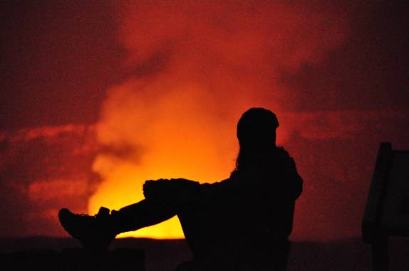 Um pouco antes da meia noite, observando a erupção do Kilauea, no Volcanoes National Park, em Volcano, na Big Island, no Havaí